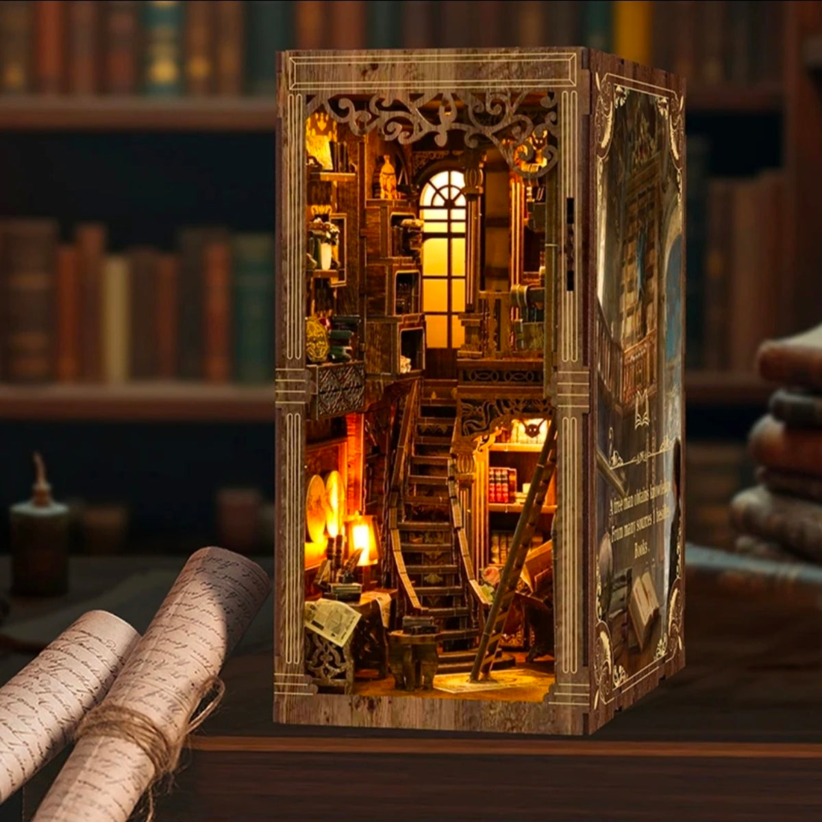 La Bibliothèque Ancienne — Book Nook DIY lumineux dans un décor de bibliothèque